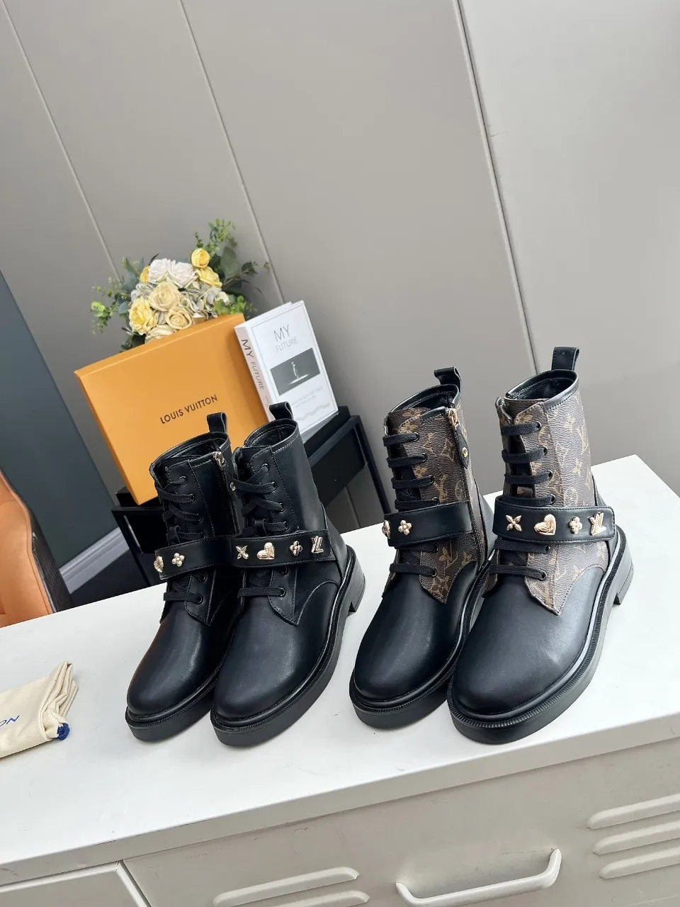👟👟Ex-factory price 520👟👟 The cabinet is in sync with the high-end product quality of LV and Louis Vuitton. It is a hot model that has been out of stock many times through purchasing. The upper is hollow and carved, and it is dazzling. The fabric is made of imported calfskin. Sheepskin lining, sheepskin foot pads, original molded outsole. It looks great on your feet and is super cool! The real thing is more beautiful. Sizes 35-40 and 41 can be customized, new colors will be updated gradually